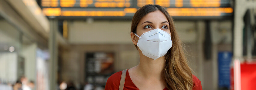 Kobieta w masce ochronnej