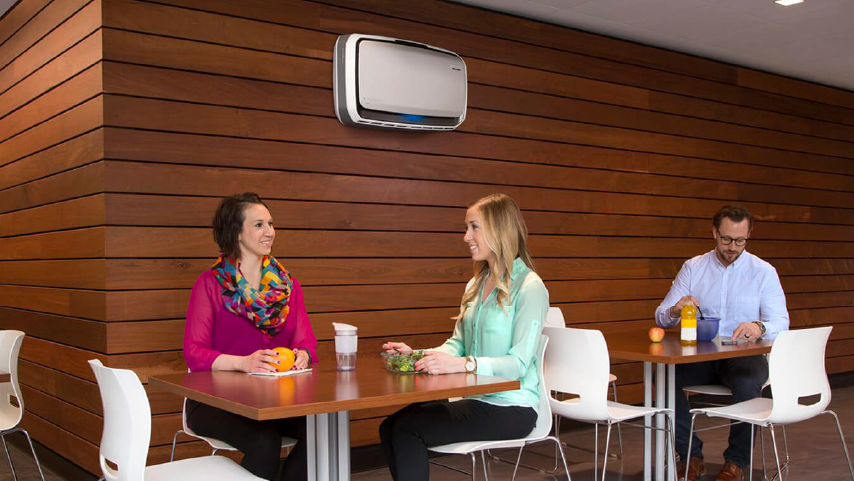 Oczyszczacz Fellowes zamontowany na ścianie