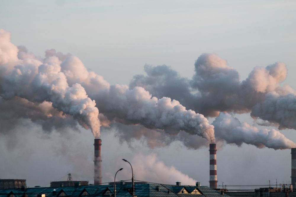 Widok na fabrykę - zanieczyszczone powietrze