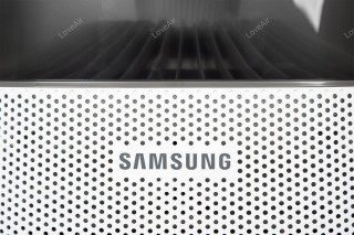 Samsung AX40R3030WM logo na obudowie