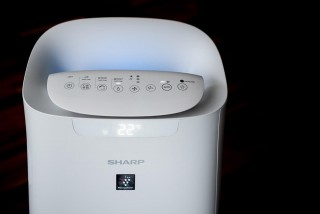 Aranżacja oczyszczacza Sharp UA-KIL60E-W