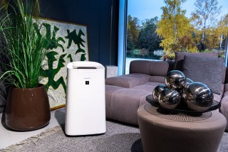 Aranżacja oczyszczacza Sharp UA-KIL80E-W