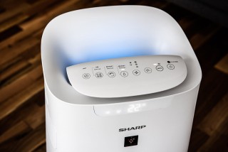 Aranżacja oczyszczacza Sharp UA-KIL80E-W