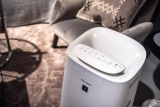 Aranżacja oczyszczacza Sharp UA-KIL80E-W