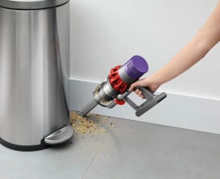 Dyson V10 Motorhead - odkurzanie