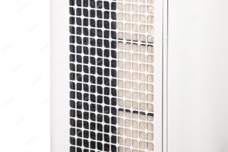 Sharp KC-G40EUW filtr wstępny z bliska, pod nim węglowy