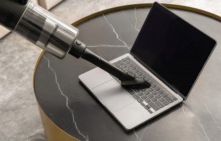 Dreame M12 - odkurzanie laptopa