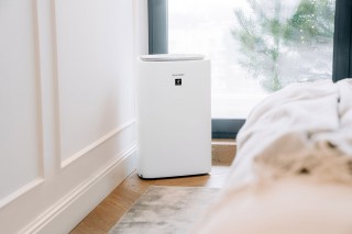 Sharp UA-KIN42E-W - aranżacja oczyszczacza w sypialni