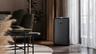 Sharp UA-KIN42E-H - aranżacja oczyszczacza w salonie