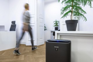 Sharp UA-KIN52E-H - zdjęcie lifestyle w biurze