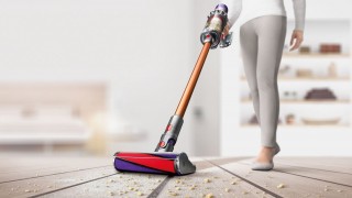 Dyson Cyclone V10™ Absolute - odkurzanie podłogi, zdjęcie lifestyle