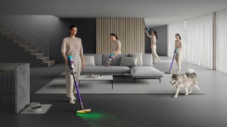 Dyson Gen5detect™ Absolute - podczas odkurzania, zdjęcie lifestyle