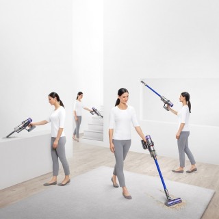 Dyson V11™ - sprzątanie różnych powierzchni, zdjęcie lifestyle