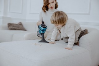 Sharp SA-VP3501AQ - zdjęcie lifestyle, funkcja odkurzacza ręcznego