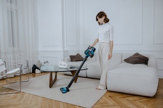 Sharp SA-VP3501AQ - zdjęcie lifestyle, podczas odkurzania