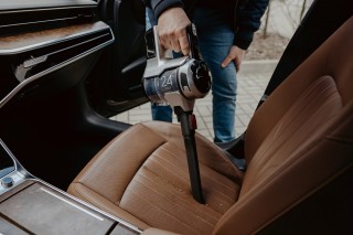 Sharp SA-VP3501BS - zdjęcie lifestyle, sprzątanie auta