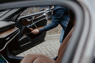 Sharp SA-VP3501BS - zdjęcie lifestyle, sprzątanie auta