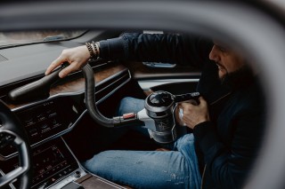 Sharp SA-VP3501BS - zdjęcie lifestyle, sprzątanie auta