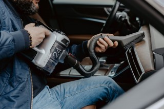 Sharp SA-VP3501BS - zdjęcie lifestyle, sprzątanie auta