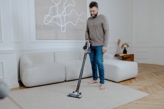 Sharp SA-VP3501BS - zdjęcie lifestyle, odkurzanie dywanu