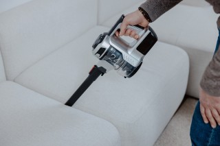 Sharp SA-VP3501BS - zdjęcie lifestyle, odkurzanie kanapy