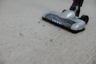 Sharp SA-VP3501BS - zdjęcie lifestyle, odkurzanie dywanu