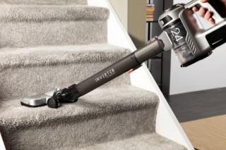 Sharp SA-VP4001BS - odkurzanie schodów