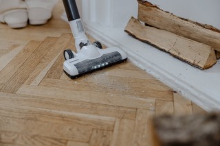 Sharp SA-VP4001AQ - zdjęcie lifestyle, odkurzanie podłogi