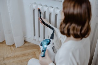 Sharp SA-VP4001AQ - zdjęcie lifestyle, odkurzanie trudno dostępnych miejsc