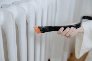 Sharp SA-VP4001AQ - zdjęcie lifestyle, odkurzanie trudno dostępnych miejsc