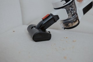 Sharp SA-VP4001AQ - zdjęcie lifestyle, odkurzanie kanapy