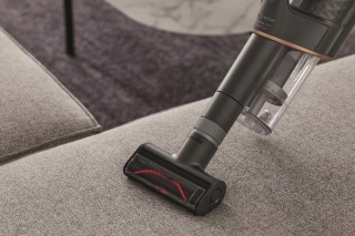 Miele Duoflex HX1 Total Care - mała elektroszczotka do kanap podczas odkurzania