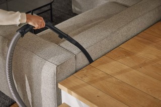 Giętka ssawka szczelinowa Miele - podczas odkurzania