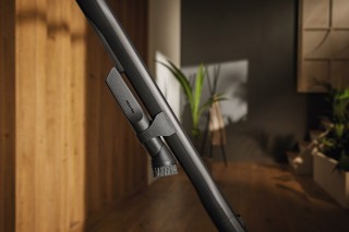 Uchwyt Miele na akcesoria do rury ssącej - montaż na odkurzaczu